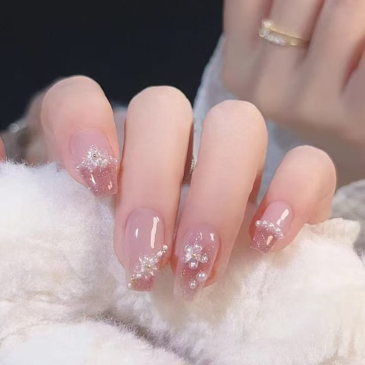 Artificial nails with floral accents Stornfield