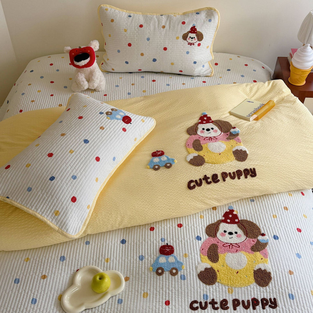 Children's Quilted Bedding Set with Appliqué Animal Motifs and Reversible Plaid Comforter
