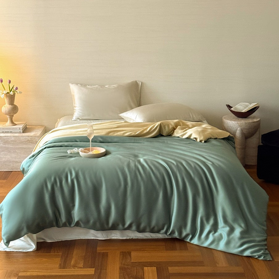Luxurious satin bedding set with a silky-smooth surface, reversible function and hotel closure