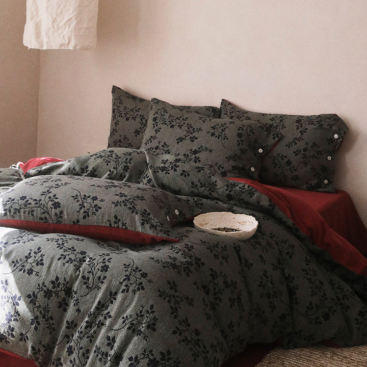 Reversible linen-cotton bedding set with button closure and floral pattern