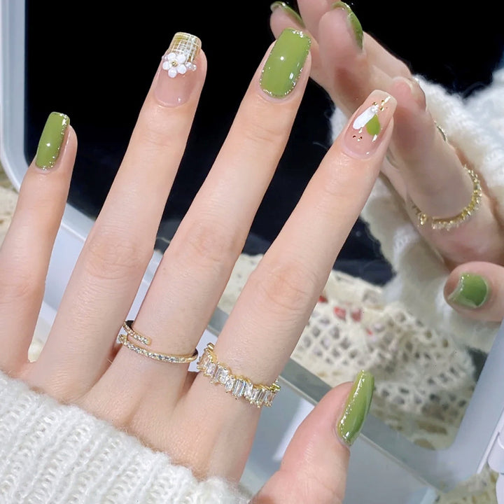 Artificial nail set with elegant handcrafted designs Stornfield
