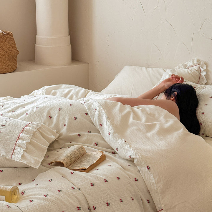 Bedding set made of cotton muslin with cherry embroidery and lace ruffle