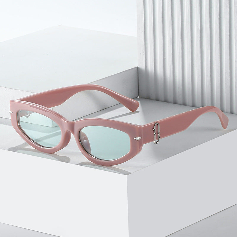 Retro-Inspired Cat-Eye Sunglasses with Bold Frame Stornfield