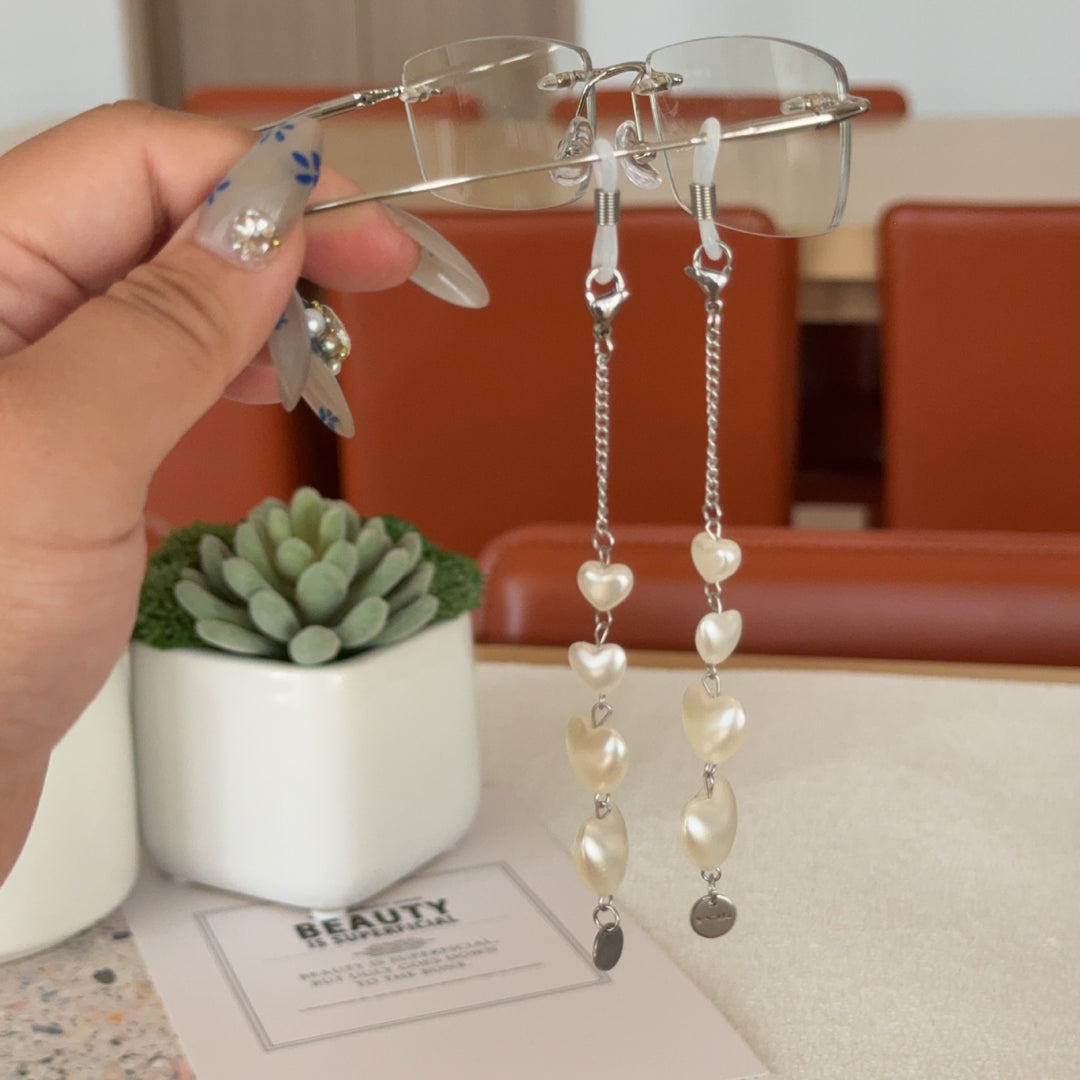 Heart-Shaped Pearl Accented Eyewear Chain Stornfield