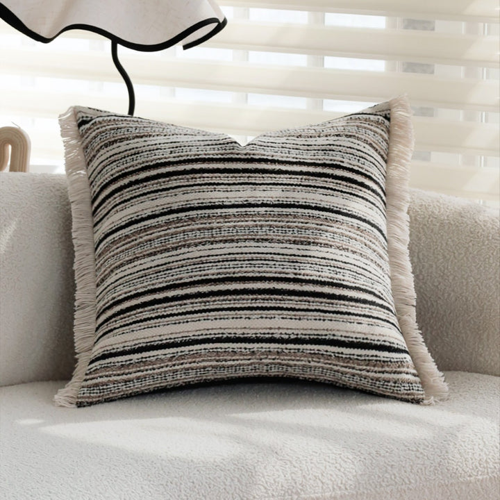 Decorative cushion with fringes