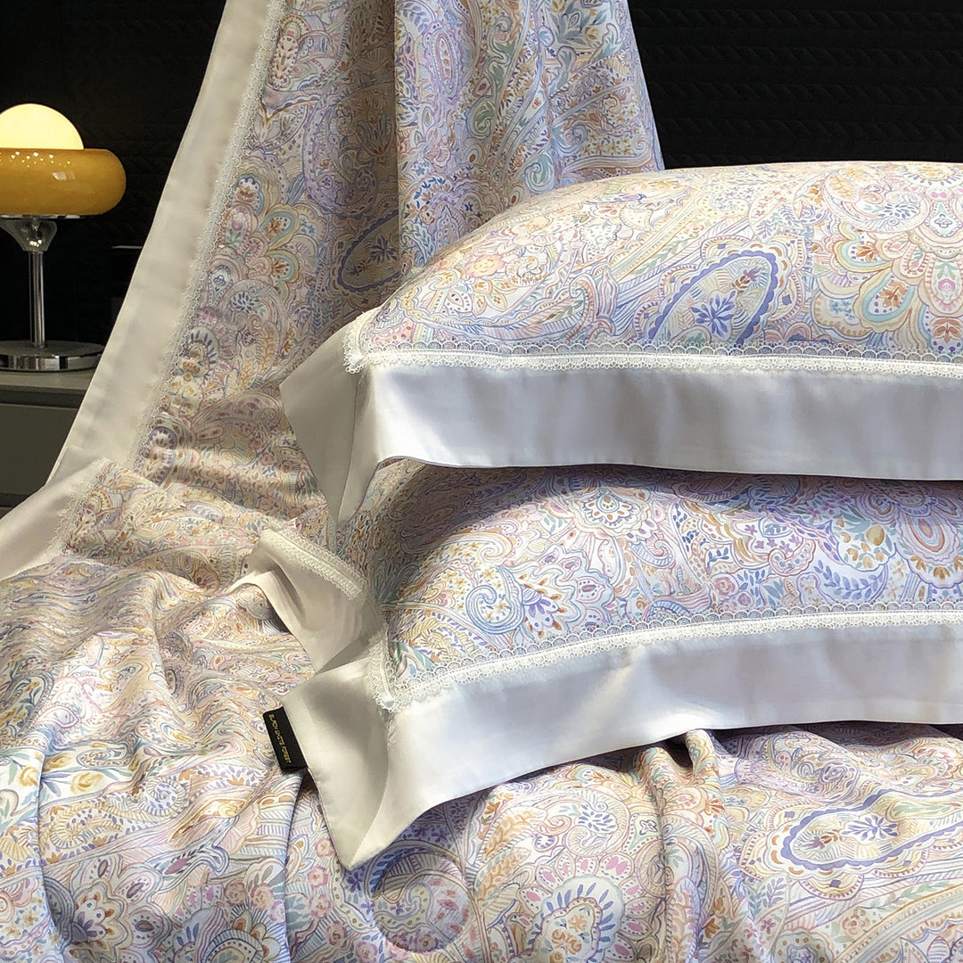 Pillowcase set made of cotton satin with delicate lace trim and satin piping