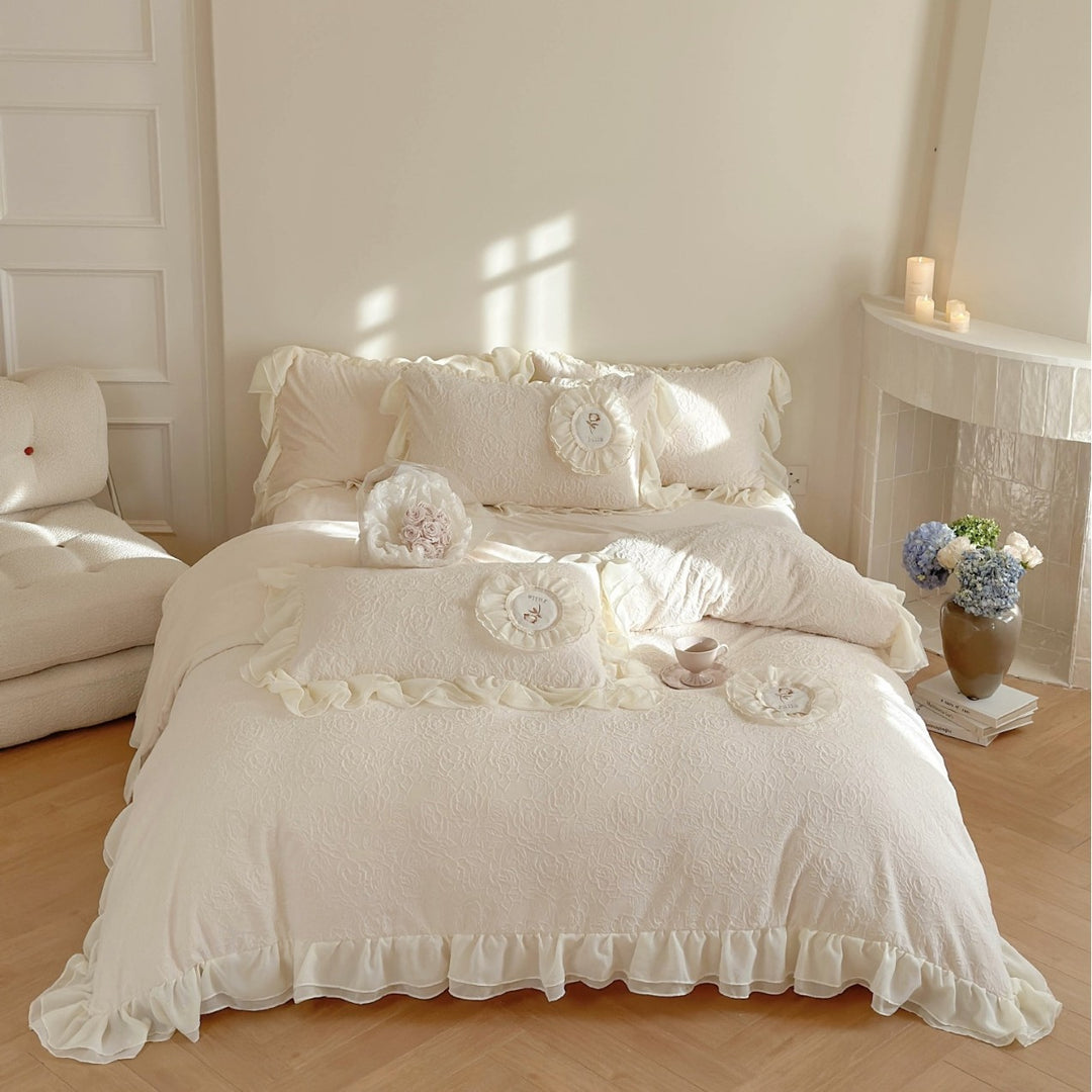 Romantic ruffle bedding set made of quilted cotton blend with decorative roses