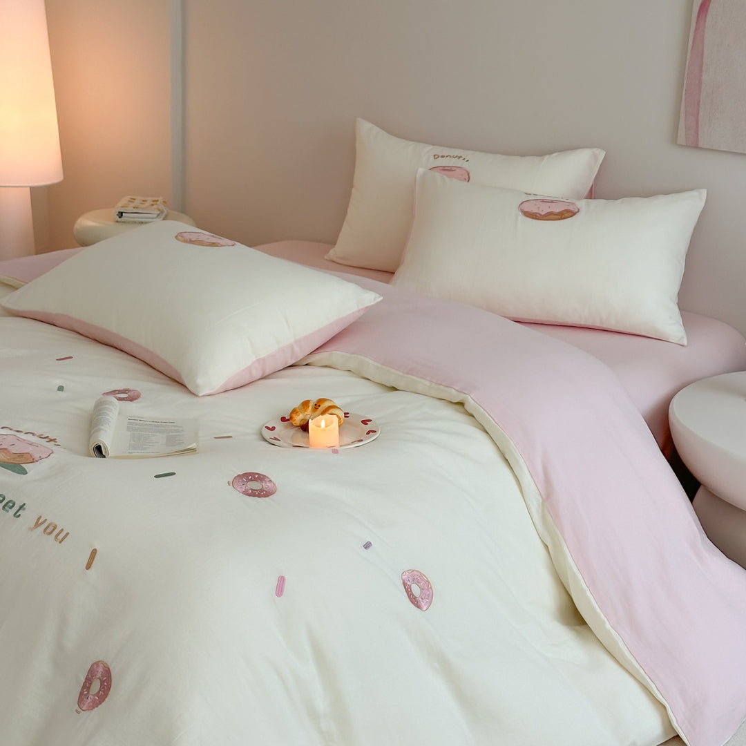 Cotton bedding set with embroidered donut motif and pillowcases Stornfield