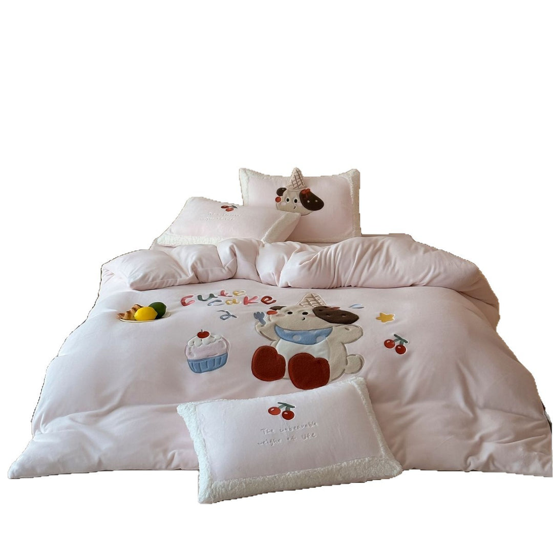Children's bedding set with appliquéd animal and cupcake motifs, quilted blanket & decorative pillow