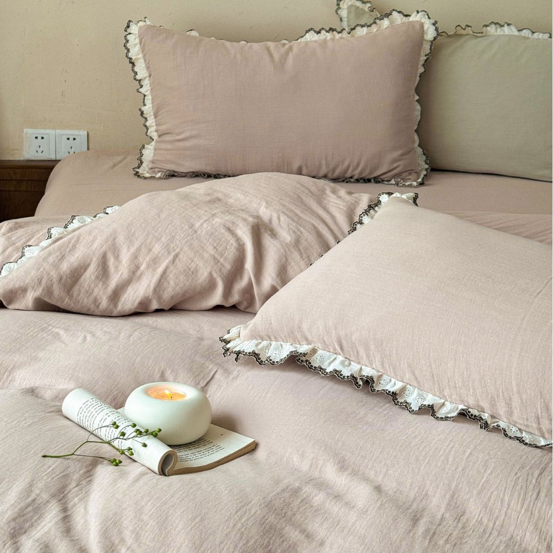 Bedding set made of linen-cotton blend with delicate lace ruffle