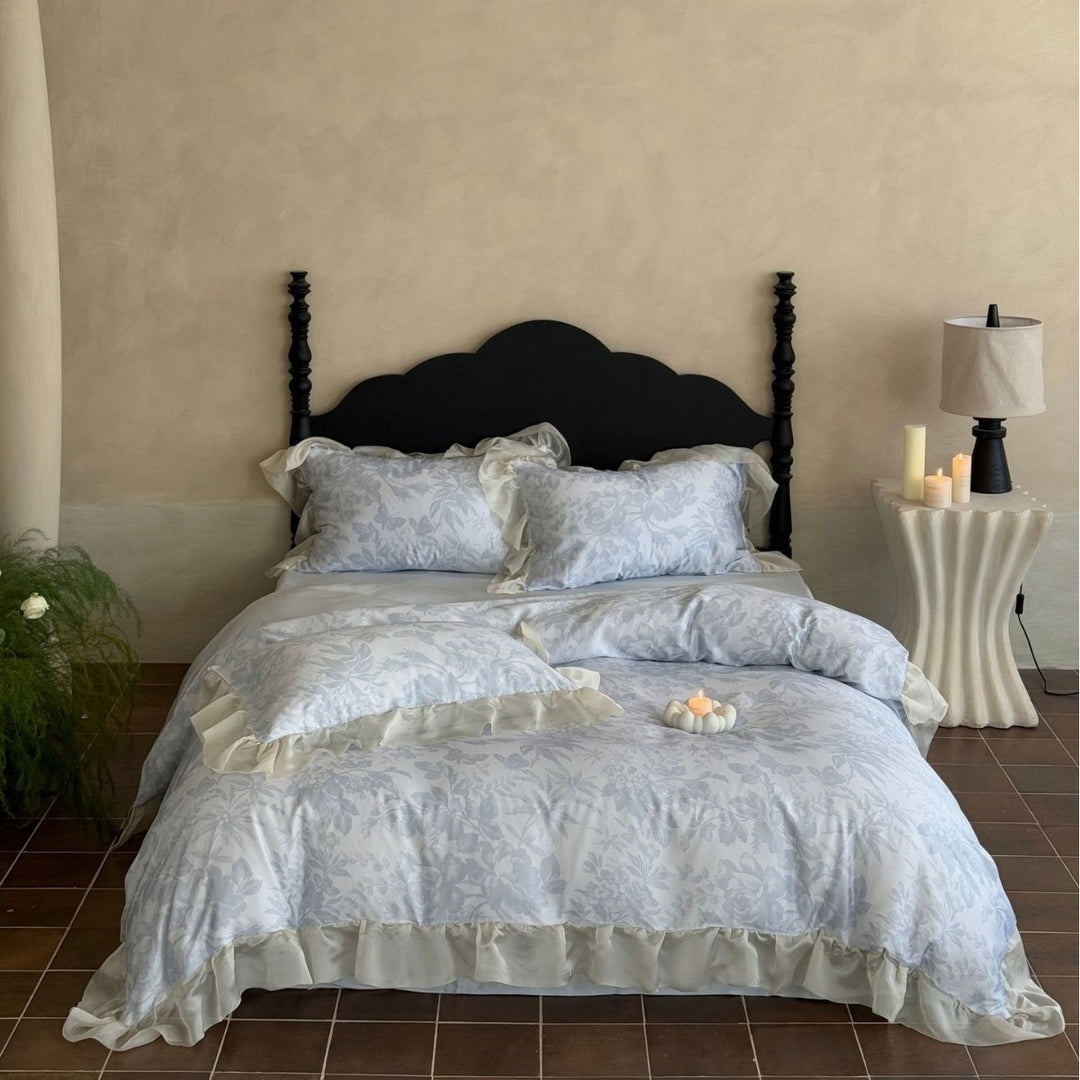 Romantic bedding set in floral jacquard with decorative frill