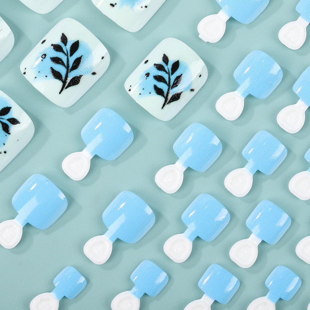 Stylish leaf design artificial nails Stornfield
