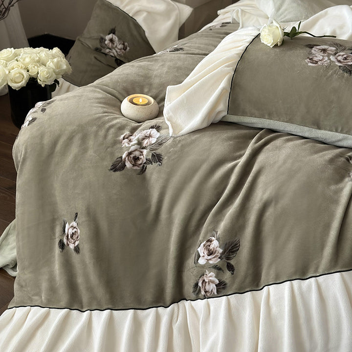 Samt-Optik bedding set with embroidered rose designs, frill and reversible function