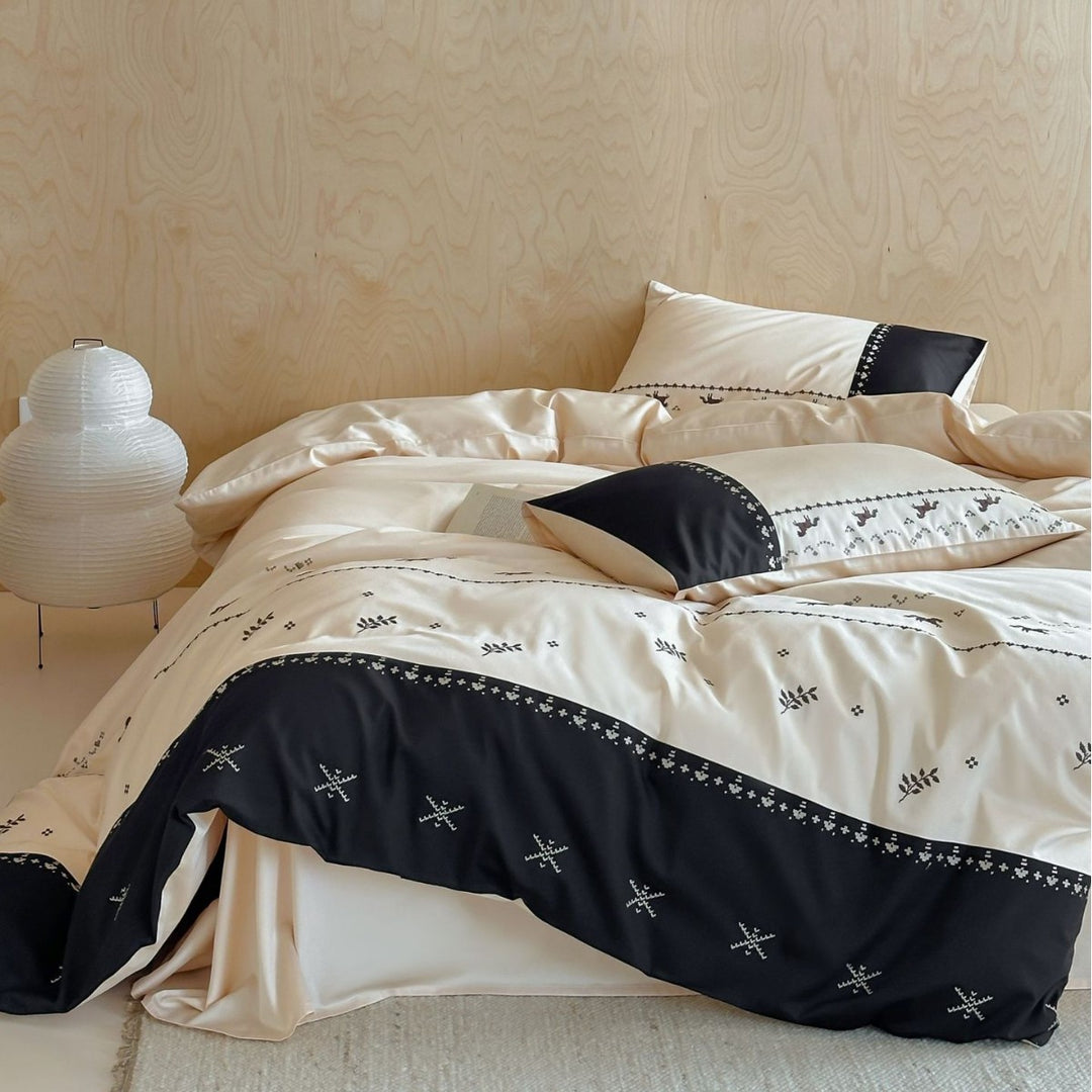 Satin bedding set with embroidered horse and leaf border