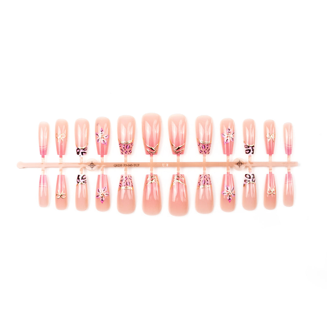 Artificial nails with floral accents Stornfield