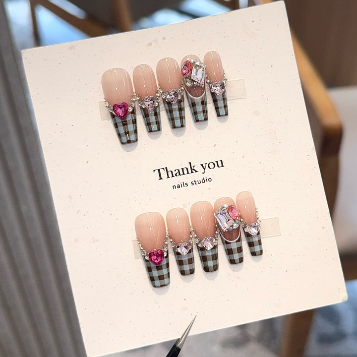 Artificial nails with elegant checkered pattern and jewelry details Stornfield