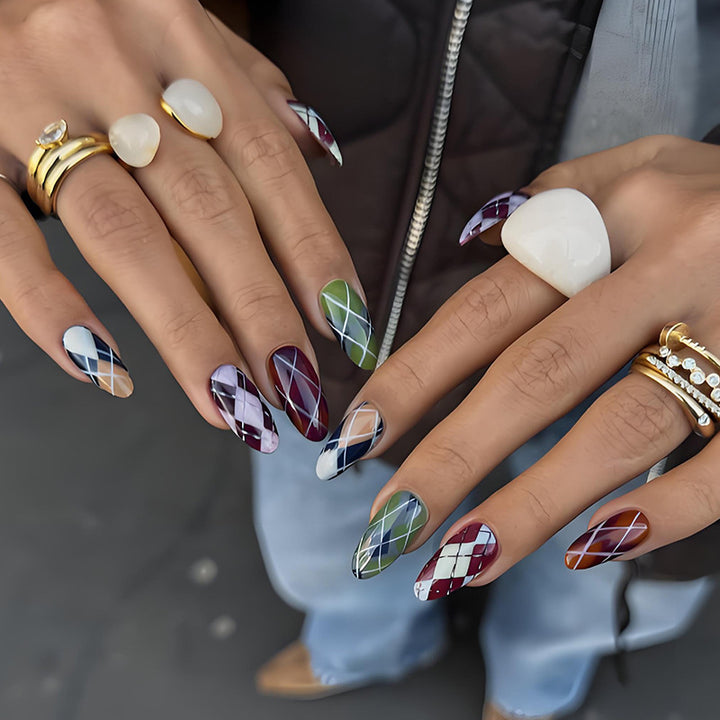 Artificial nails in elegant check pattern Stornfield