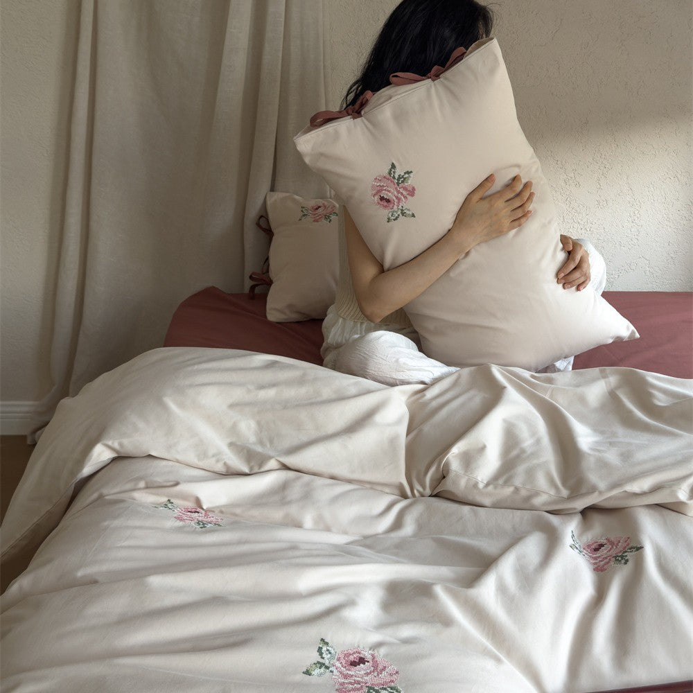 Embroidered bedding set made of cotton satin with rose pattern and bow pillowcases