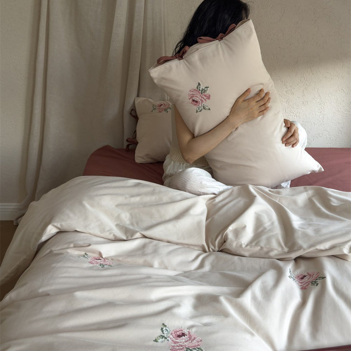 Embroidered bedding set made of cotton satin with rose pattern and bow pillowcases
