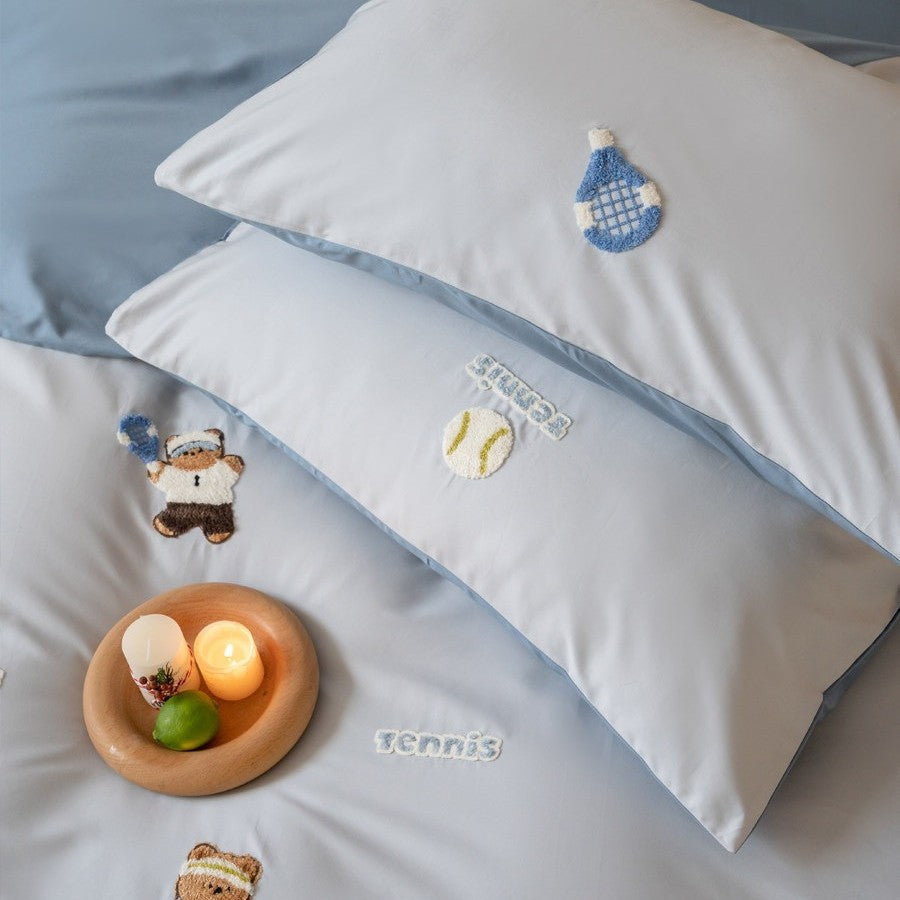 Children's bedding set with embroidered dachshund motifs made of soft cotton satin and reversible function