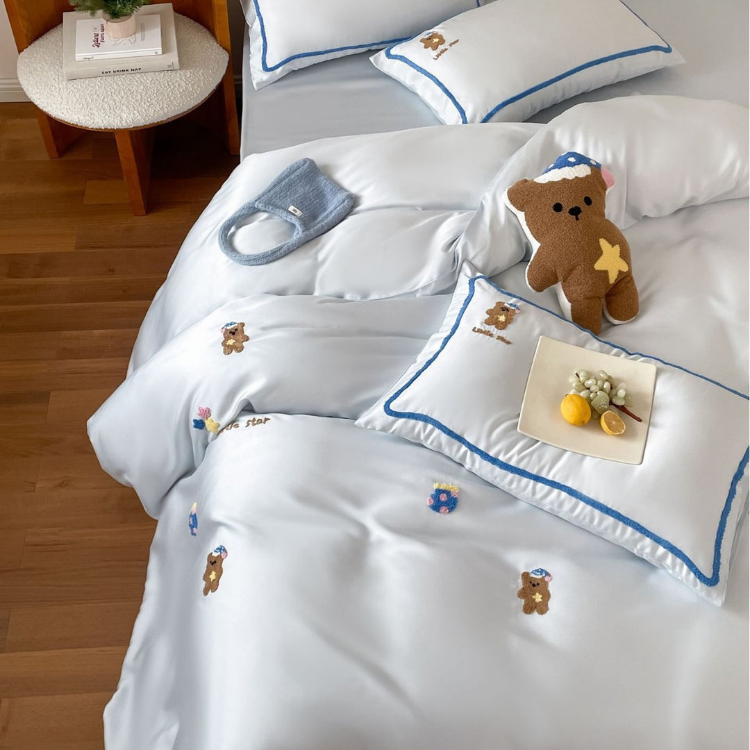 Children's bedding set with embroidered dog motifs and delicate wave edge