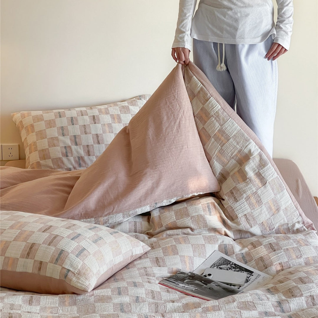 Duvet cover set made of cotton percale with woven checkerboard effect and reversible design
