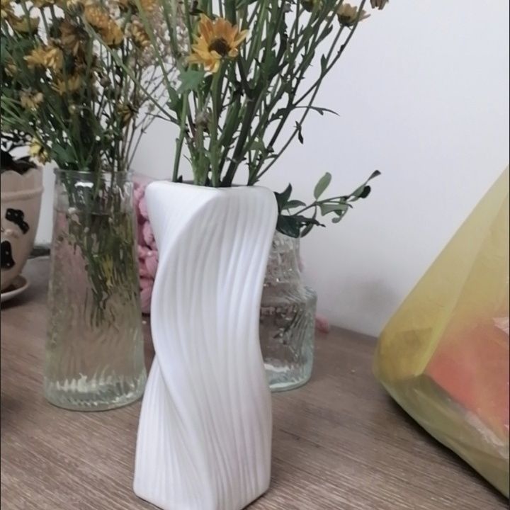 Artistic Wave-Patterned Decorative Sculpture Stornfeild
