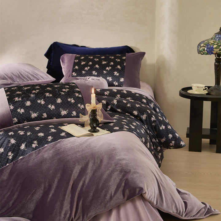 Luxurious velvet bedding set with floral pattern, reversible function and decorative pillow