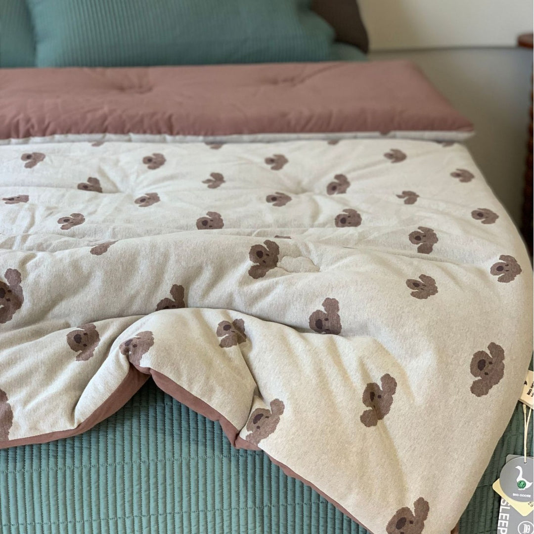Light quilted blanket with bear jacquard and cotton jersey surface
