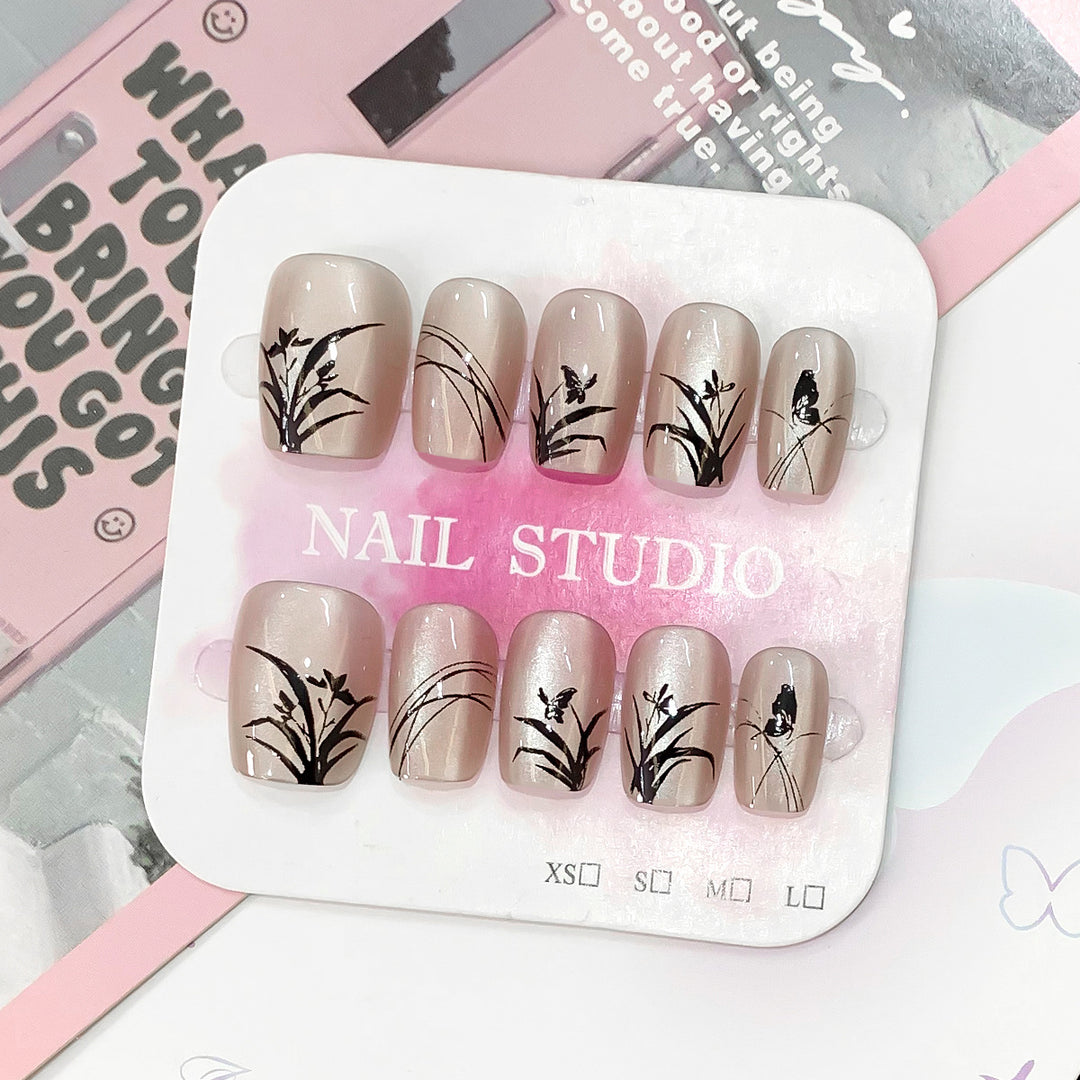Artfully designed nails with floral motifs Stornfield