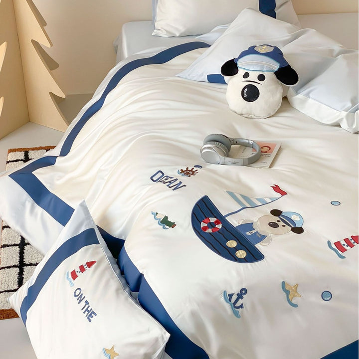 Satin-like children's bedding set with embroidered bunny motifs