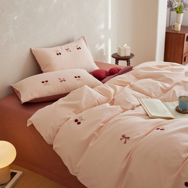 Children's bedding set with chenille sheep appliqués and soft percale fabric