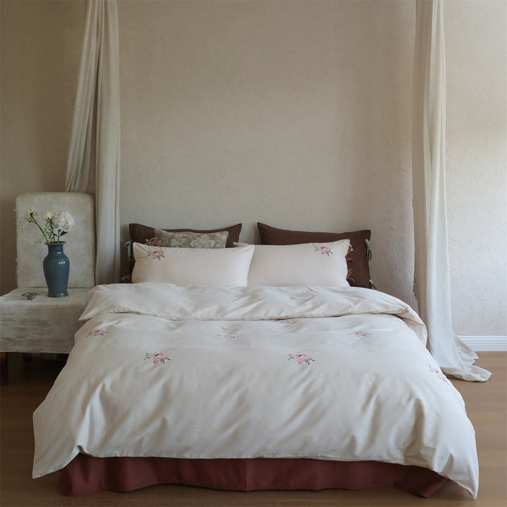 Embroidered bedding set made of cotton satin with rose embroidery and bow closure