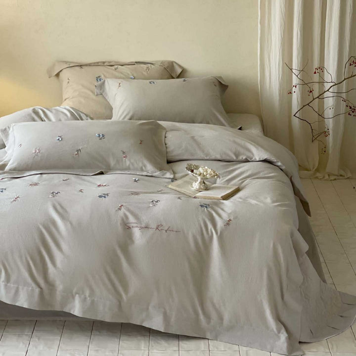 Bedding set made of soft cotton satin with delicate floral embroidery