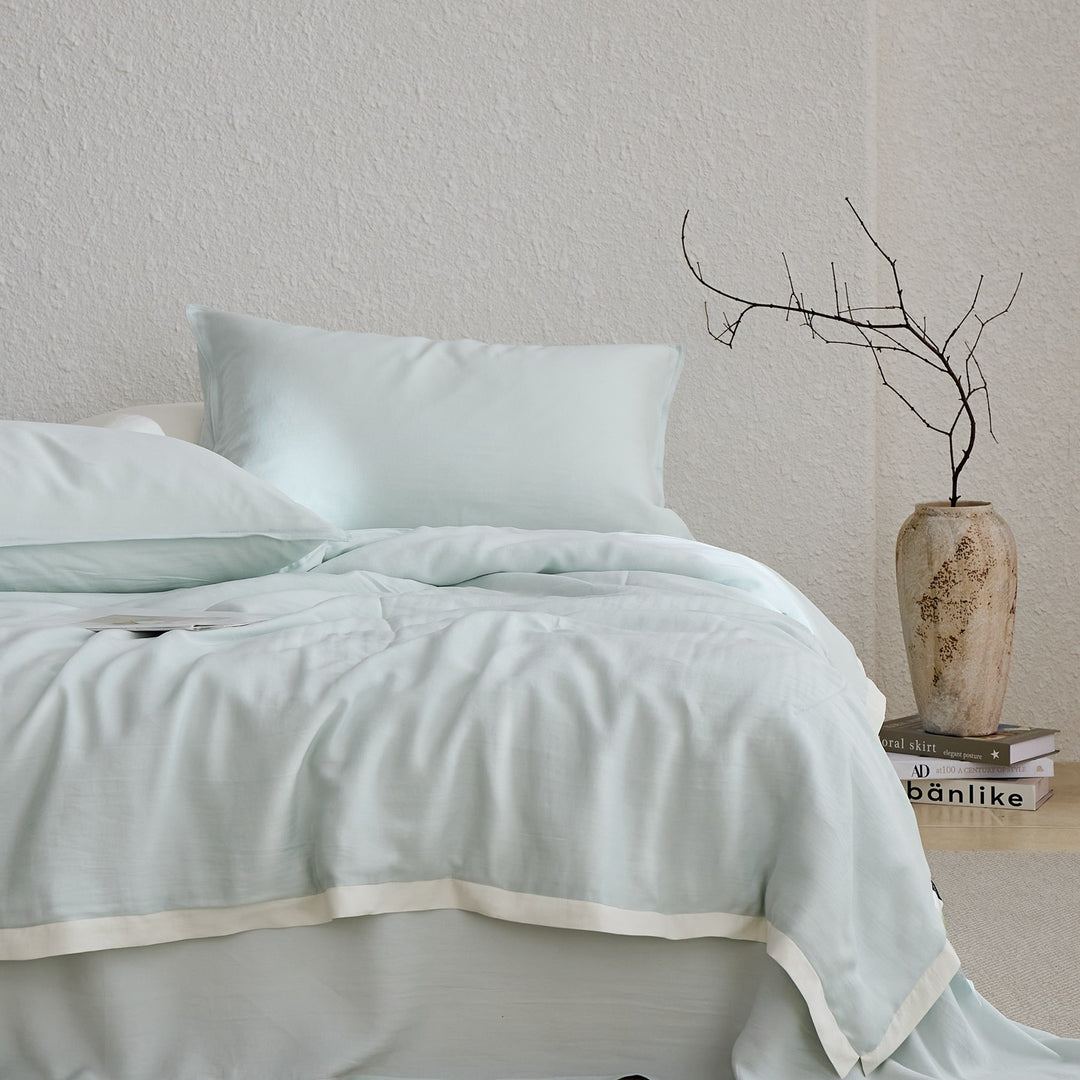 Elegant hotel bedding made of cotton satin with concealed closure