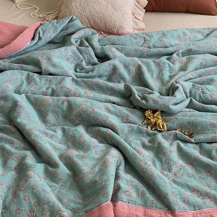 Lightly quilted throw blanket in retro floral jacquard made from cotton-linen mix