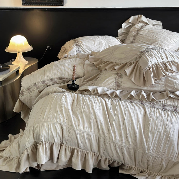 Romantic ruffle bedding set made of cotton muslin with flounce details
