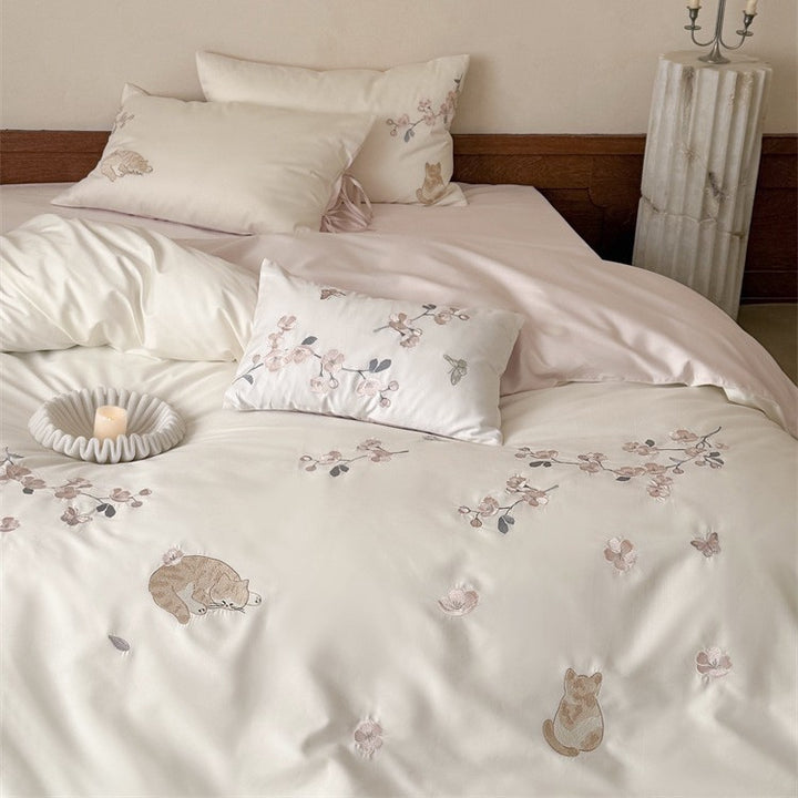 Elegant embroidered bedding set made of cotton satin with cat and flower motif Stornfield