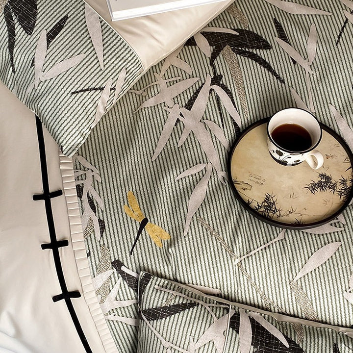 Reversible satin bedding set with quilted décor and botanical bamboo print
