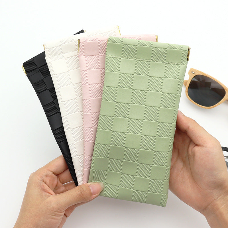 Fashionable Checkered Pouch Stornfield