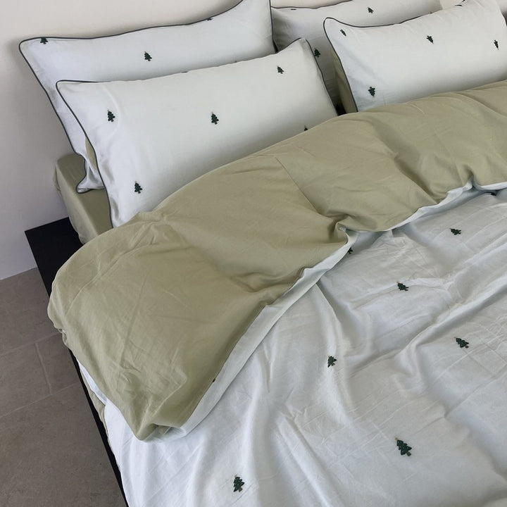 Children's bedding set with strawberry embroidery made of cotton muslin