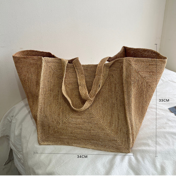 Handcrafted straw bag with stylish design Stornfield