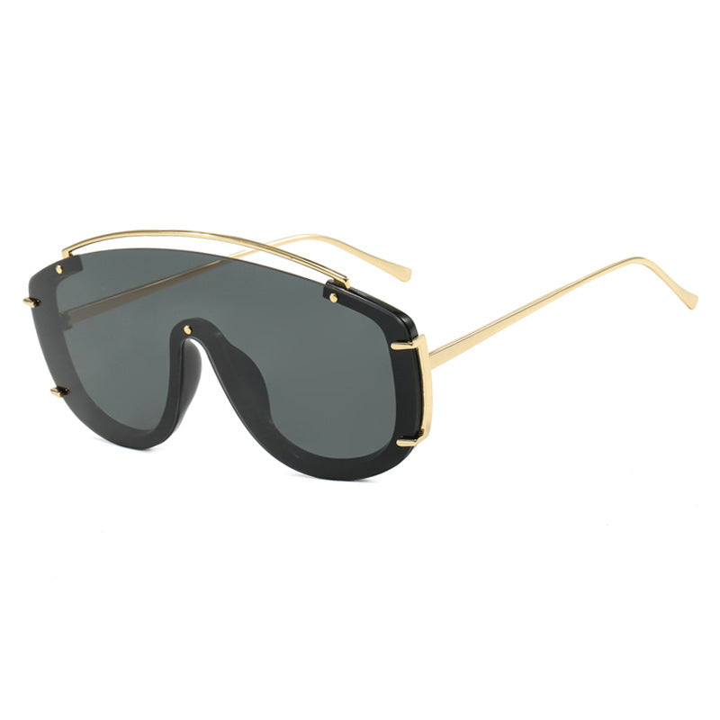 Women's masculine sunglasses with fashionable gradients and golden details Stornfield