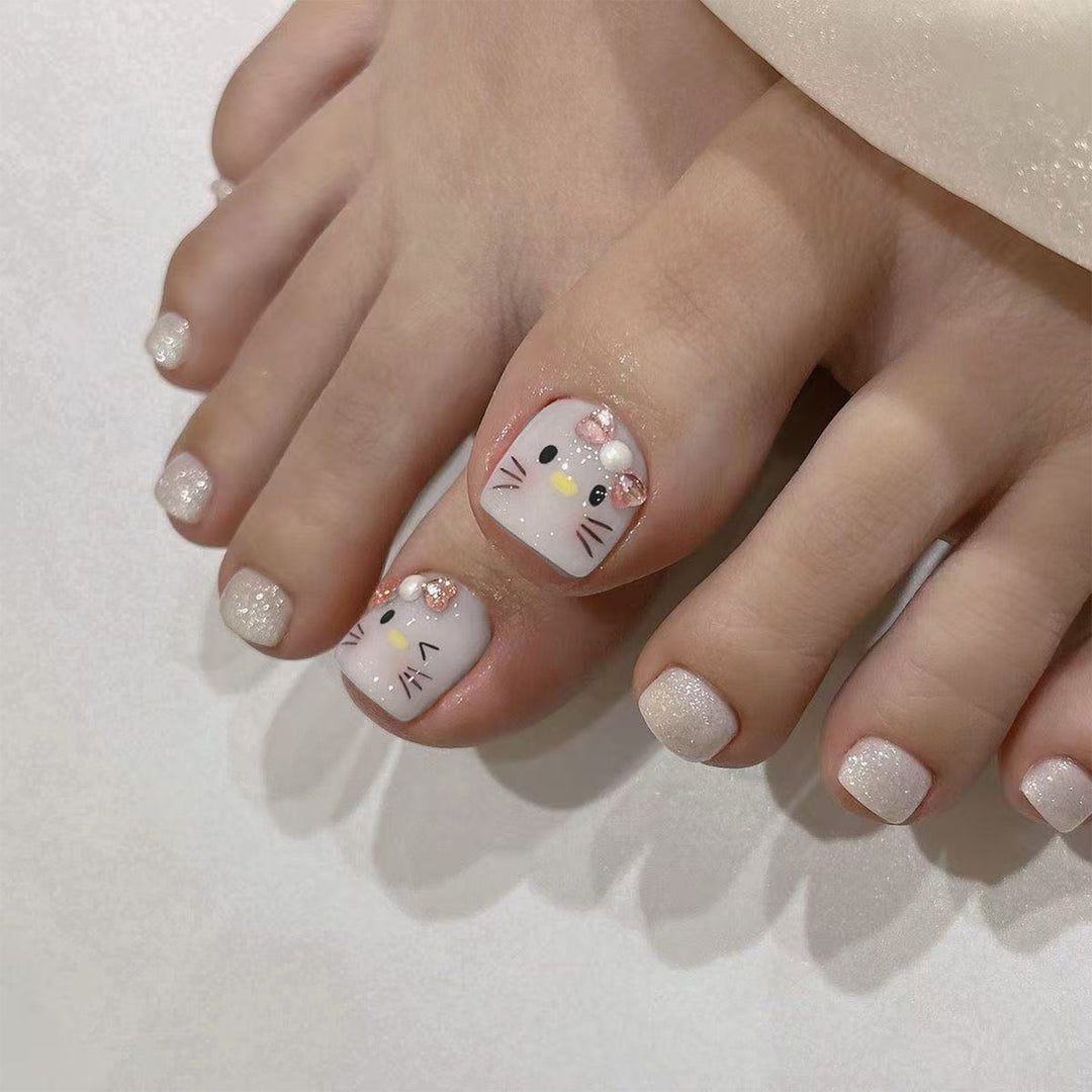 Artful toenail design with cute cat motif Stornfield