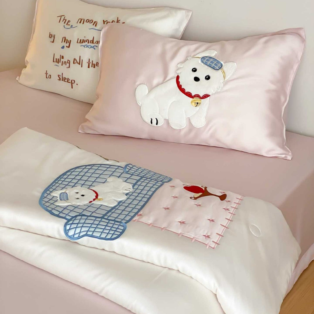 Bedding set made of cotton satin with embroidered dog appliqués and patchwork designs