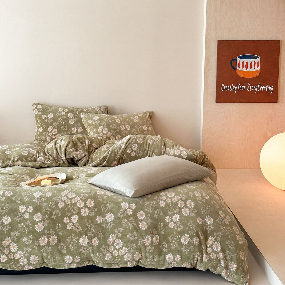 Reversible children's bedding set made of soft microfiber with cute bear and car print