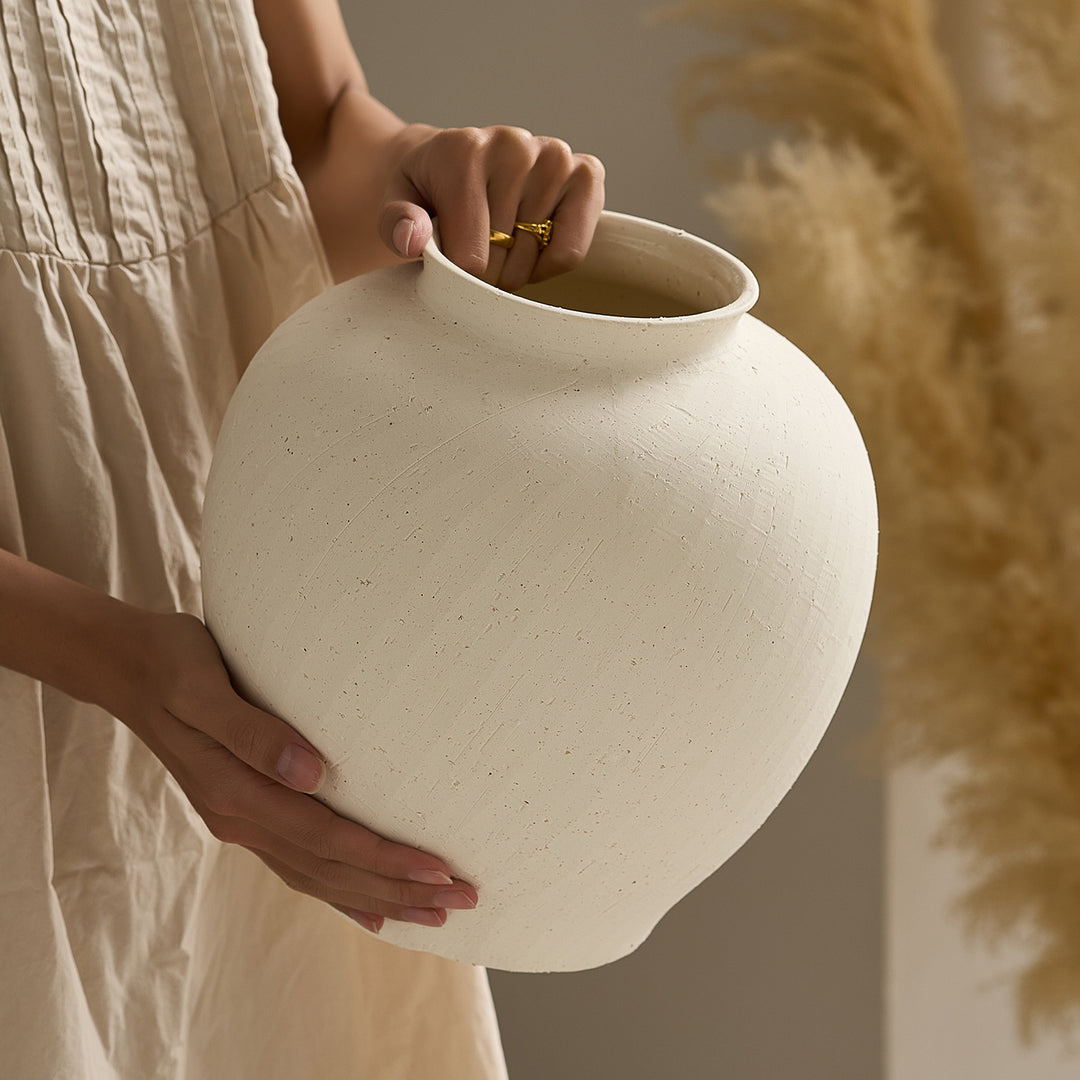 Elegant ceramic vase with organic shapes Stornfield