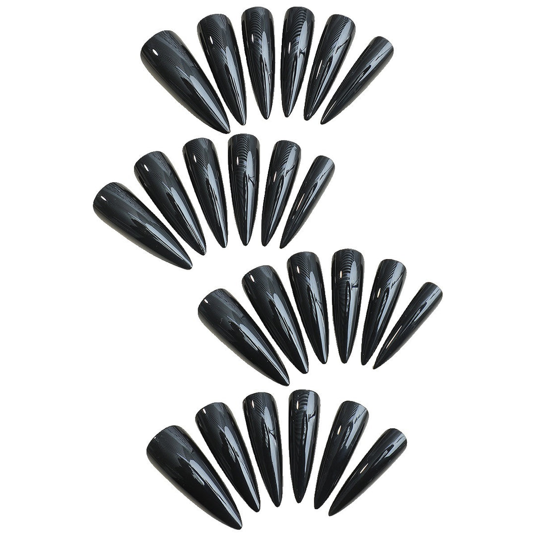 Artificial Nail Set with pointed and shiny nails Stornfield
