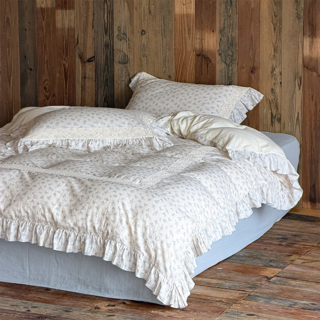 Bedding set made of cotton-linen with ruffled hem and lace decoration