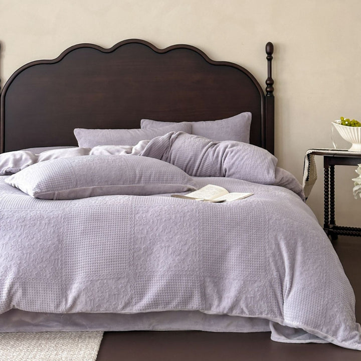 Bedspread and cushion set made of fine cotton percale with embossed floral relief